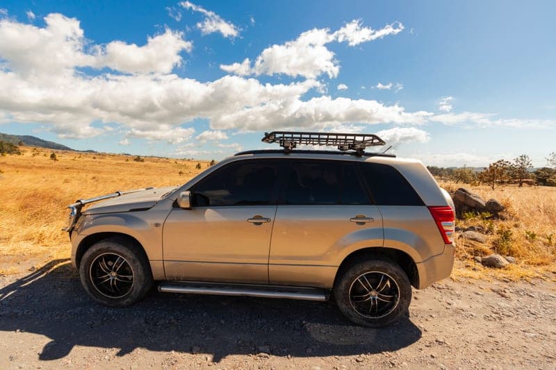 Representative photo of aerodynamic aluminum roof crossbars fitted to a car